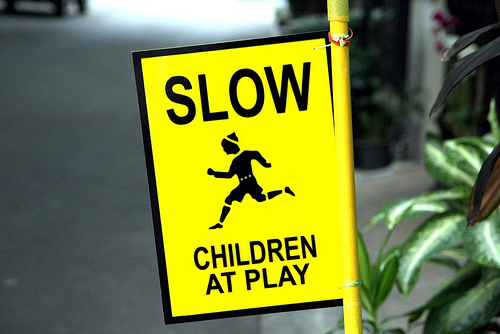 Panneau de signalisation indiquant une zone où des enfants sont susceptibles de jouer.